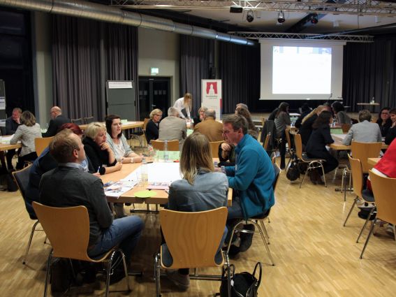 Berufsbildungs- und Integrationsbericht im Berufskolleg Schloß Neuhaus vorgestellt (© Foto: Kreis Paderborn Johanna Leifeld)